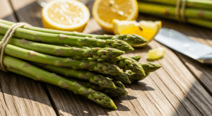 Legătură proaspătă de sparanghel verde așezată pe o masă rustică – ingredient de sezon bogat în nutrienți