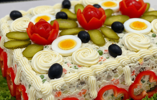 Salată de boeuf clasică servită într-un mod festiv