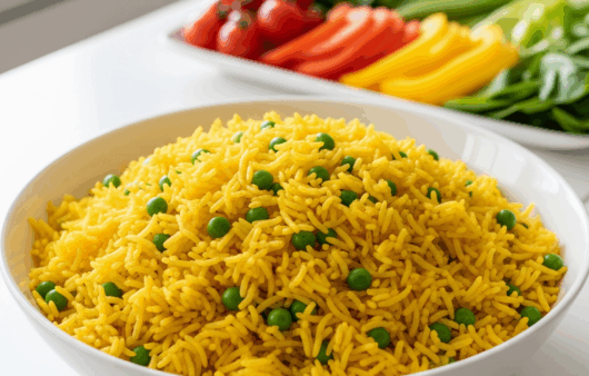 Orez basmati cu turmeric și mazăre servit cald