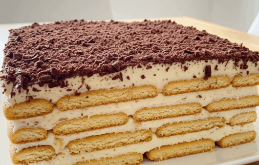 Tort cu biscuiți și cremă de vanilie, feliat, pe farfurie albă