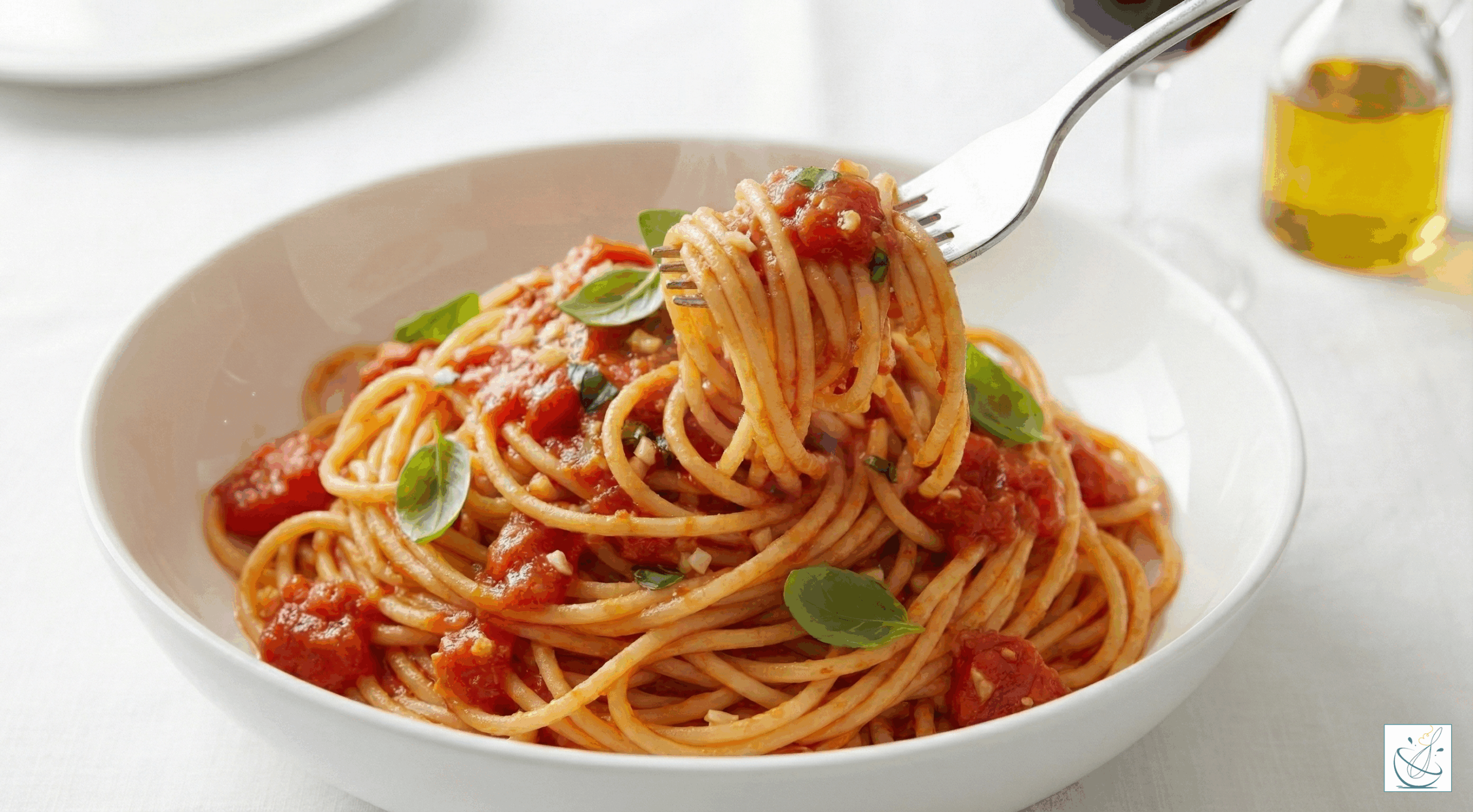 Spaghetti pomodoro servite într-o farfurie albă, sos roșu vibrant, fundal modern blurat.