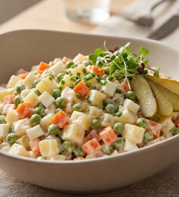 Salată franțuzească – cremoasă cu legume crocante