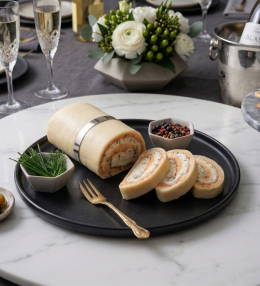 Ruladă de brânză cu șuncă afumată – aperitiv rafinat