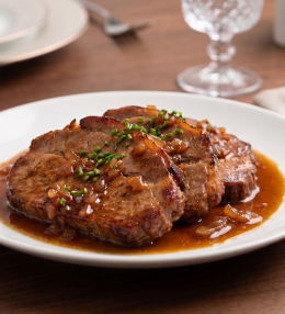 Ceafă de porc în bere brună la cuptor – aromată și suculentă