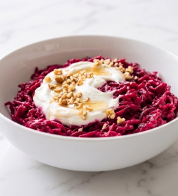Salată de sfeclă roșie cu măr și iaurt