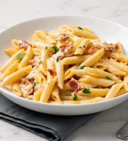 Paste cremoase cu două brânzeturi și bacon crocant