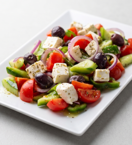 Salată grecească tradițională cu feta