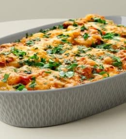 Cartofi la cuptor cu cârnați și cașcaval